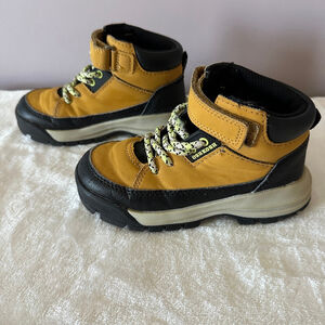 Boys OshKosh B’gosh Brown Black Boots Size 9 Toddler Lace Strap Outdoor Durable